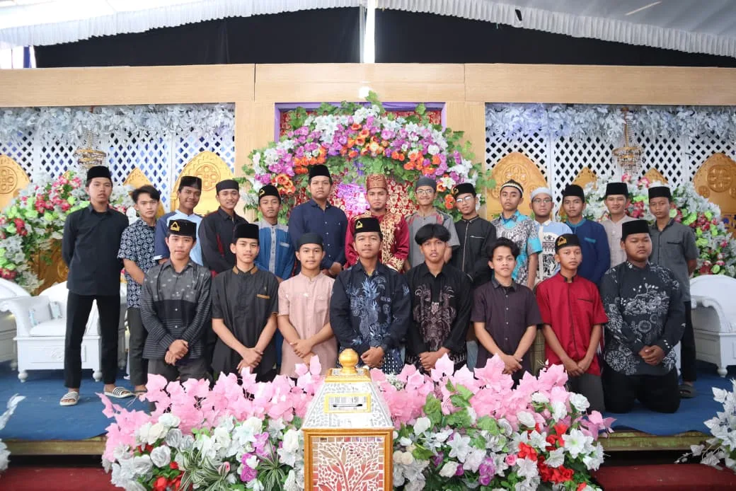 Upacara kelulusan santri